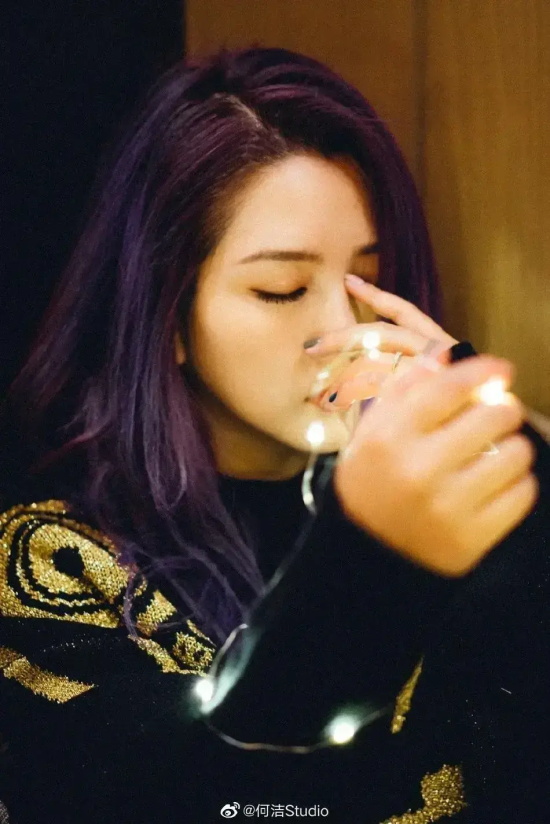 何洁高清写真女人味十足，灯光萦绕画面梦幻治愈