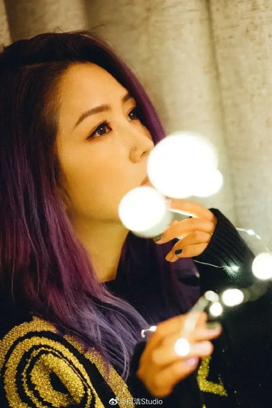 何洁高清写真女人味十足，灯光萦绕画面梦幻治愈