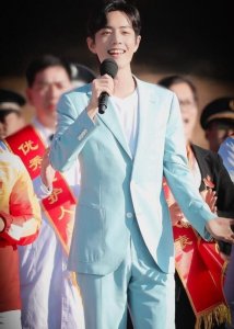 ​肖战参加心连心 黑白搭配简约大方笑容暖心