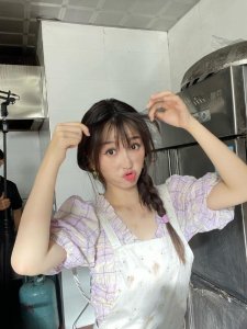 ​虞书欣晒美宝下厨房九宫格 脏脏脸妆容嘟嘴卖萌可爱十足