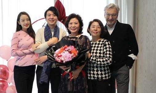 吉娜晒与爸爸一起看秀合照 一家三口也是很幸福了