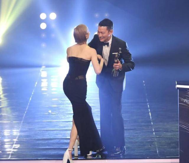 郑秀文获奖后感谢许志安 称丈夫总是在自己身边，给自己打气