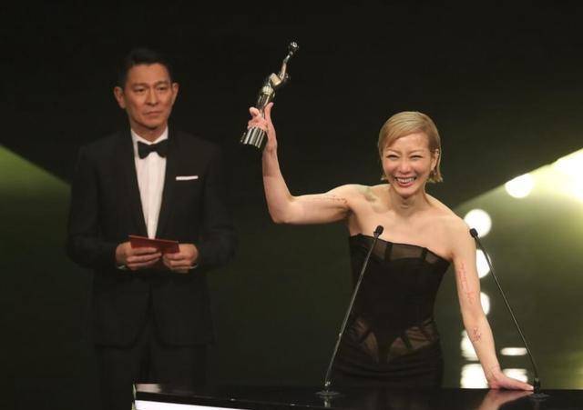 郑秀文获奖后感谢许志安 称丈夫总是在自己身边，给自己打气