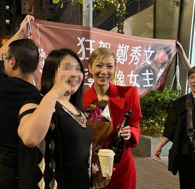 郑秀文获奖后感谢许志安 称丈夫总是在自己身边，给自己打气