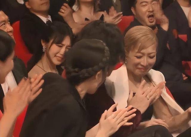 郑秀文获奖后感谢许志安 称丈夫总是在自己身边，给自己打气