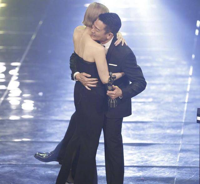郑秀文获奖后感谢许志安 称丈夫总是在自己身边，给自己打气