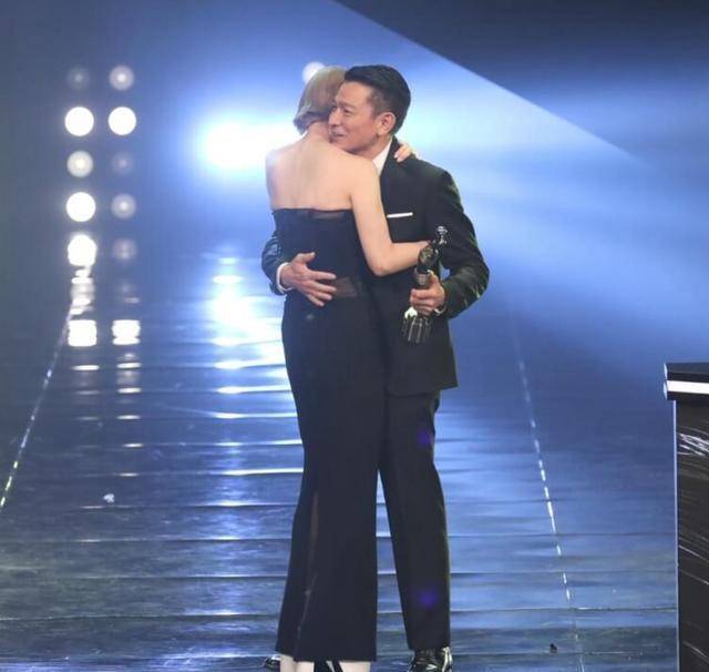 郑秀文获奖后感谢许志安 称丈夫总是在自己身边，给自己打气
