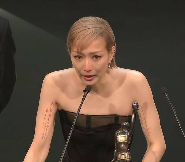 郑秀文获奖后感谢许志安 称丈夫总是在自己身边，给自己打气