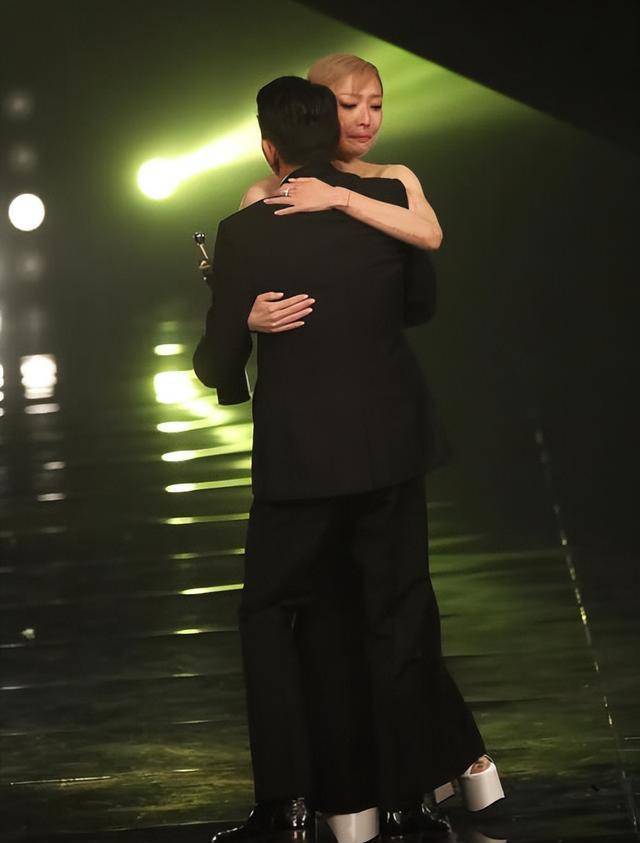 郑秀文获奖后感谢许志安 称丈夫总是在自己身边，给自己打气