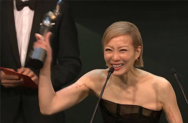 郑秀文获奖后感谢许志安 称丈夫总是在自己身边，给自己打气