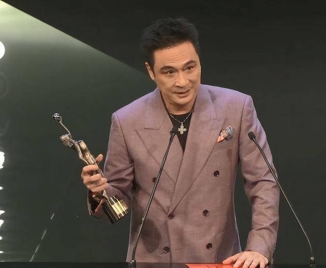 郑秀文获奖后感谢许志安 称丈夫总是在自己身边，给自己打气