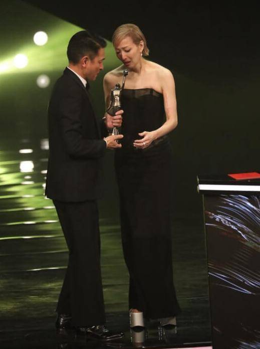 郑秀文获奖后感谢许志安 称丈夫总是在自己身边，给自己打气