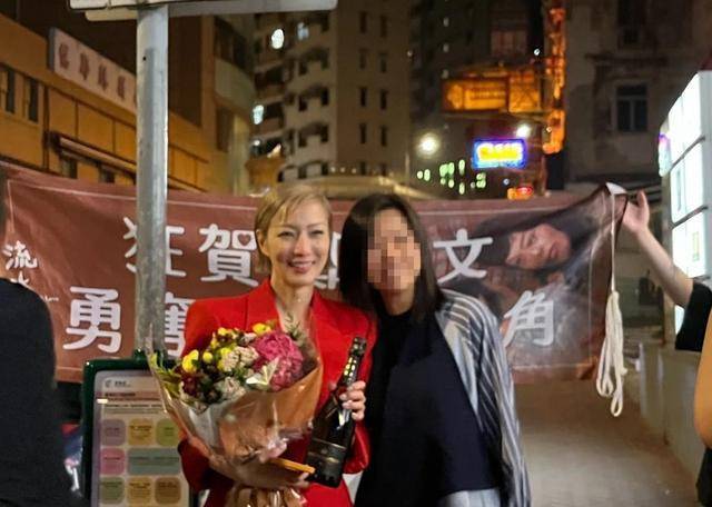 郑秀文获奖后感谢许志安 称丈夫总是在自己身边，给自己打气