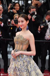 ​关晓彤的胸部撑开（关晓彤现身戛纳红毯）