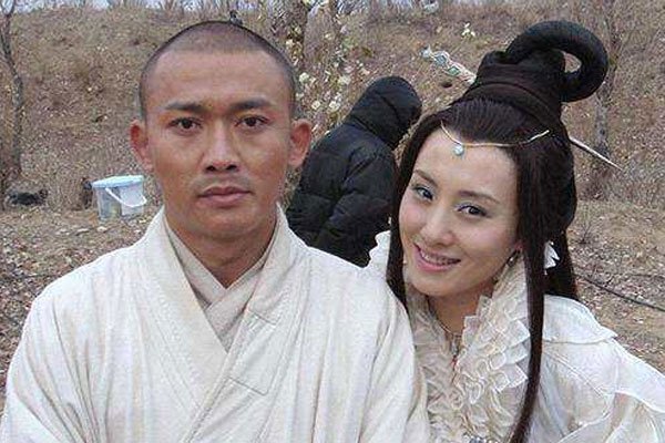 聂远现在片酬是多少 再婚娶个年轻漂亮的老婆就是好