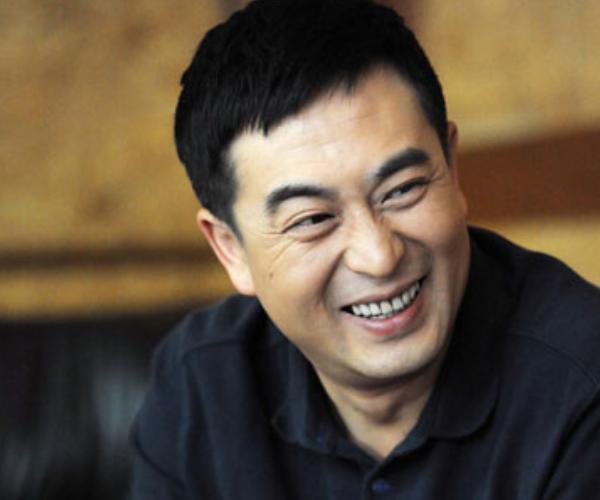 张嘉译曾和前妻闪婚，娶了王海燕，15年不离不弃