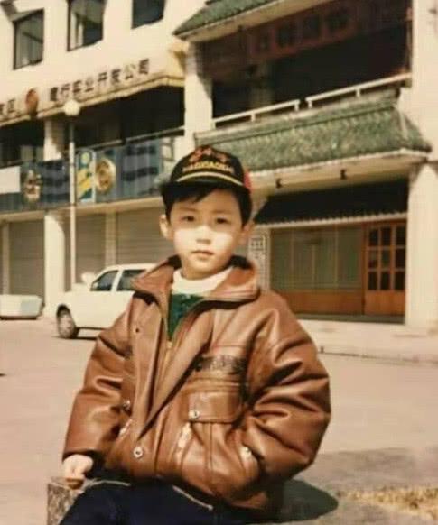 黄景瑜时尚帅气，看了他小时候的照片，才知道什么叫做从小帅到大