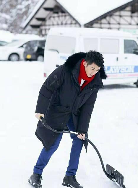 黄景瑜时尚帅气，看了他小时候的照片，才知道什么叫做从小帅到大