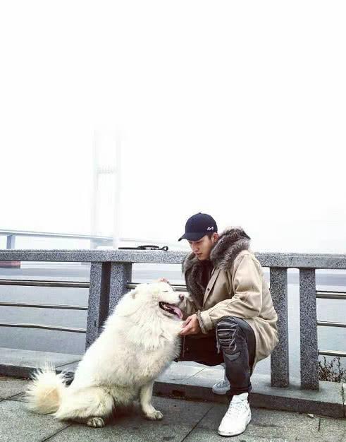 黄景瑜时尚帅气，看了他小时候的照片，才知道什么叫做从小帅到大