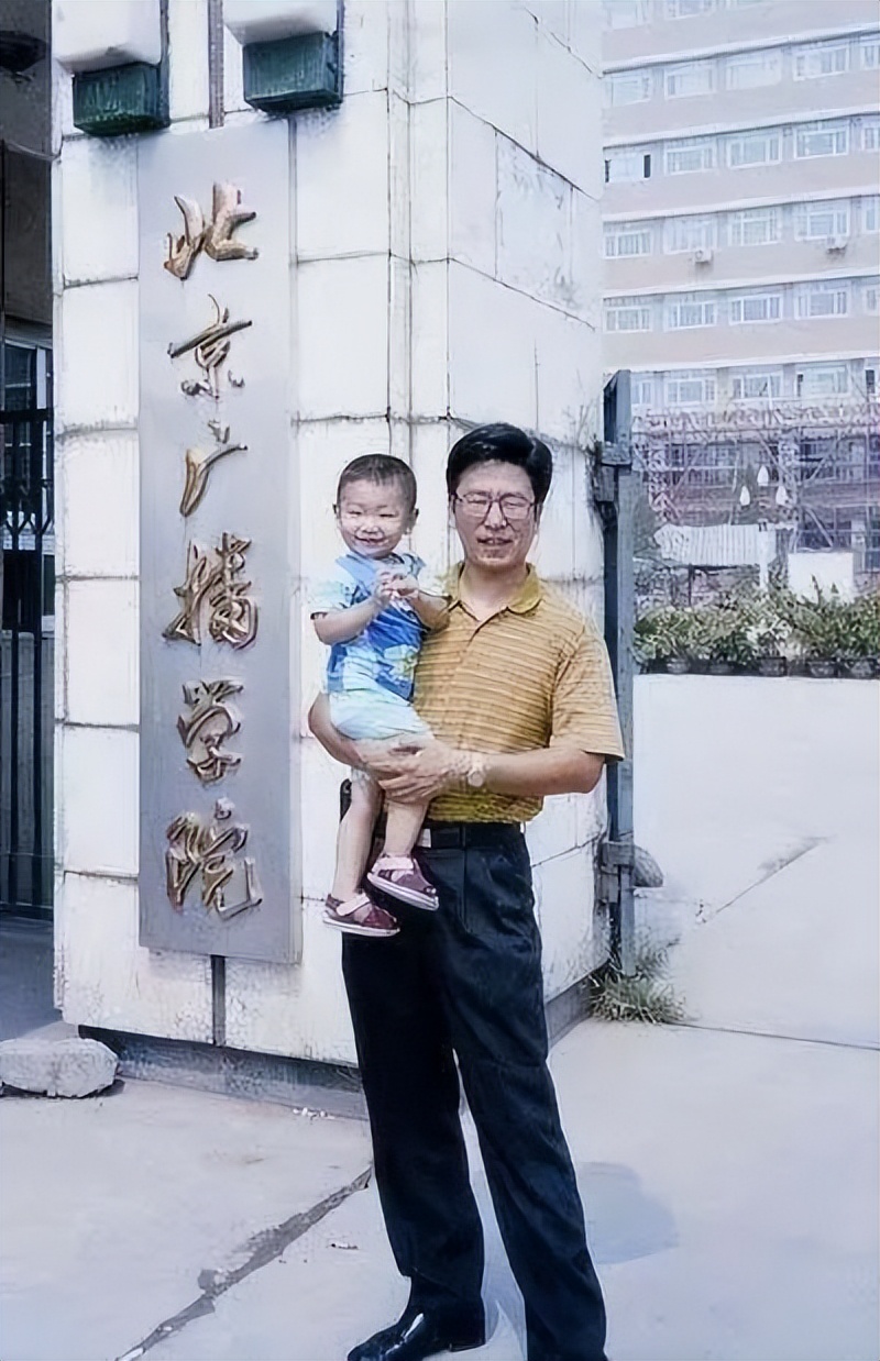 “央视一哥”白岩松，与妻子一见钟情，低调恩爱25年，谁会想到他也曾和死神擦肩而过