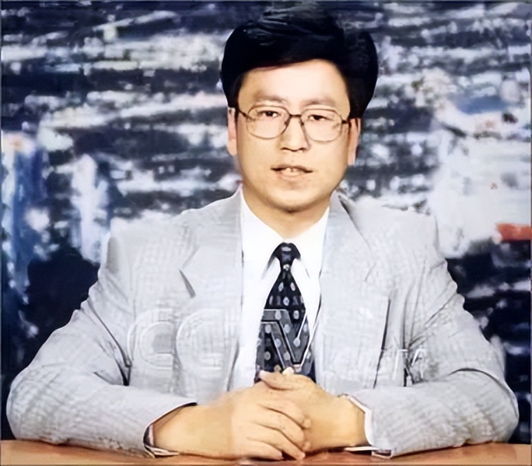 “央视一哥”白岩松，与妻子一见钟情，低调恩爱25年，谁会想到他也曾和死神擦肩而过