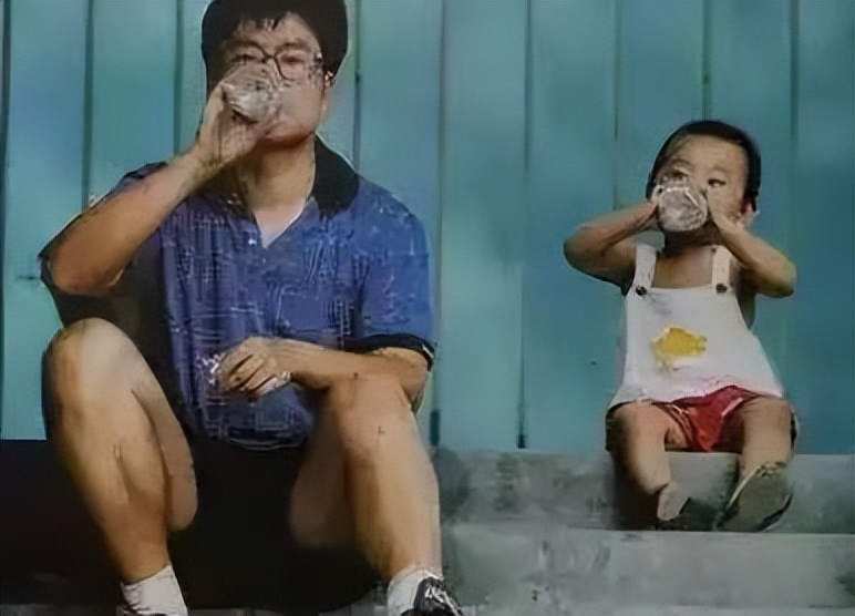 “央视一哥”白岩松，与妻子一见钟情，低调恩爱25年，谁会想到他也曾和死神擦肩而过