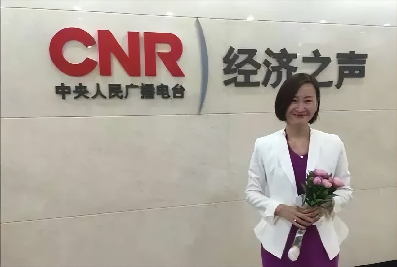 “央视一哥”白岩松，与妻子一见钟情，低调恩爱25年，谁会想到他也曾和死神擦肩而过