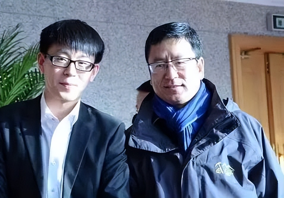 “央视一哥”白岩松，与妻子一见钟情，低调恩爱25年，谁会想到他也曾和死神擦肩而过