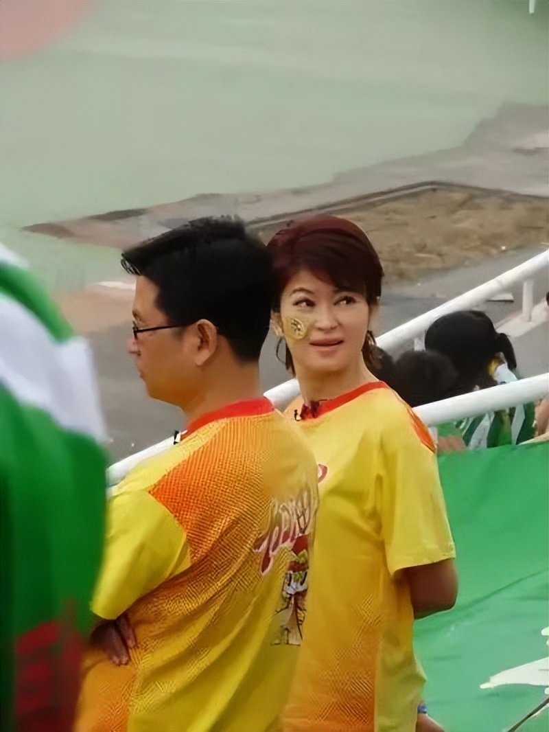 “央视一哥”白岩松，与妻子一见钟情，低调恩爱25年，谁会想到他也曾和死神擦肩而过