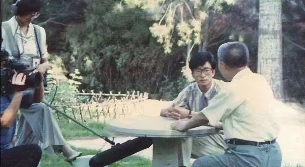 “央视一哥”白岩松，与妻子一见钟情，低调恩爱25年，谁会想到他也曾和死神擦肩而过