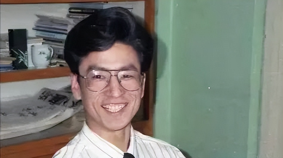 “央视一哥”白岩松，与妻子一见钟情，低调恩爱25年，谁会想到他也曾和死神擦肩而过