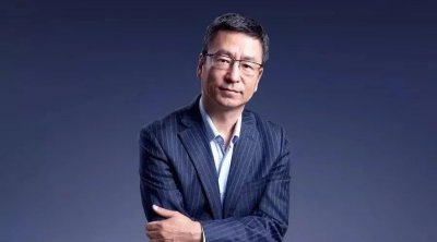 ​“央视一哥”白岩松简介（与妻子一见钟情，低调恩爱25年，谁会想到他也曾和死