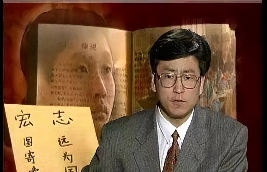 “央视一哥”白岩松，与妻子一见钟情，低调恩爱25年，谁会想到他也曾和死神擦肩而过