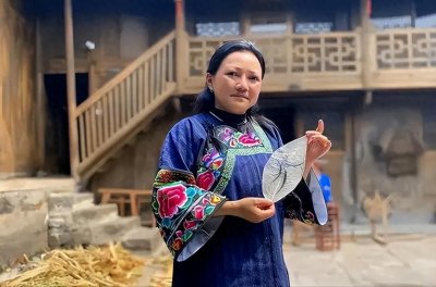 ​贵州女子凭借树叶赚钱，一片最高可卖到七千元，一年收入达900万