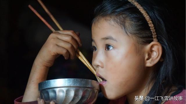 大凉山孩子的真实现状（凉山里皮肤黝黑的彝家孩子）(2)