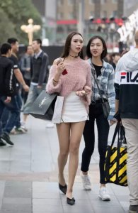 ​大长腿美女街拍图片（时尚美女街拍美图大全）