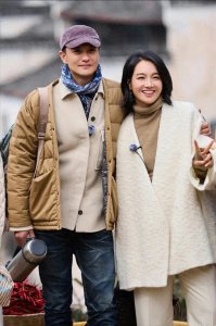 ​朱丹新年晒和周一围合照，老夫老妻像，你玩乐我相陪你开心我相伴