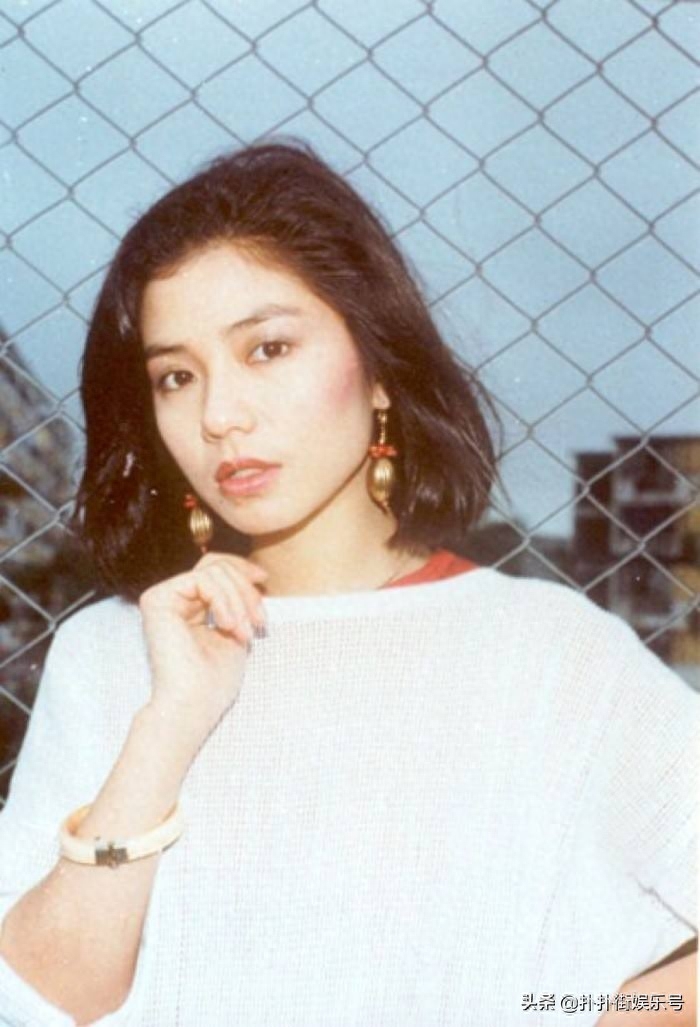 看了钟楚红年轻时的照片,你就知道她为什么红透香港