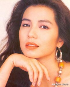 ​看了钟楚红年轻时的照片，你就知道她为什么红透香港