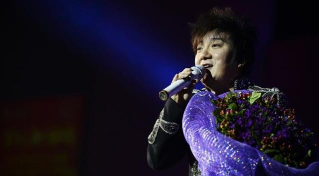 杨臣刚在春晚上假唱（杨臣刚一首歌赚1.7亿）