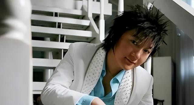 杨臣刚在春晚上假唱（杨臣刚一首歌赚1.7亿）