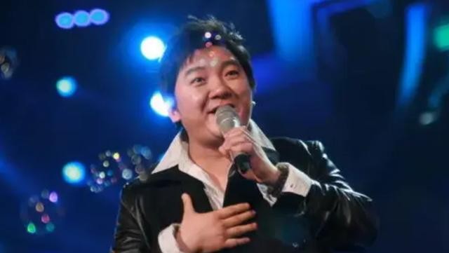 杨臣刚在春晚上假唱（杨臣刚一首歌赚1.7亿）