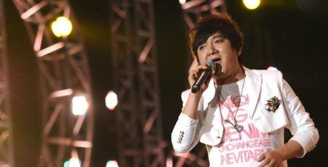 杨臣刚在春晚上假唱（杨臣刚一首歌赚1.7亿）