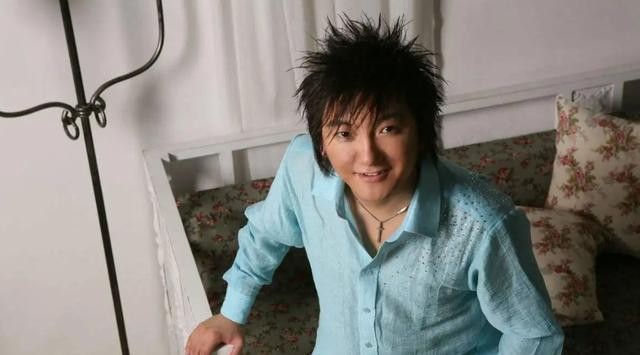 杨臣刚在春晚上假唱（杨臣刚一首歌赚1.7亿）