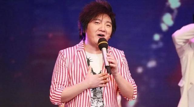 杨臣刚在春晚上假唱（杨臣刚一首歌赚1.7亿）