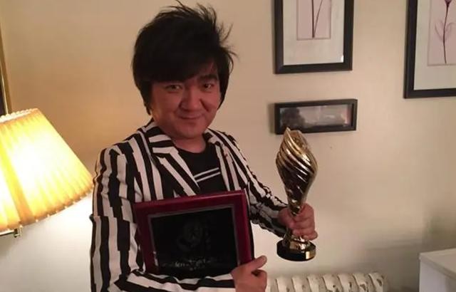 杨臣刚在春晚上假唱（杨臣刚一首歌赚1.7亿）