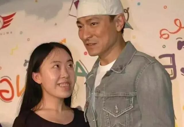 杨臣刚在春晚上假唱（杨臣刚一首歌赚1.7亿）