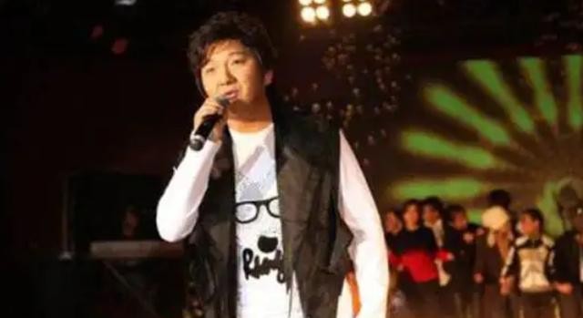 杨臣刚在春晚上假唱（杨臣刚一首歌赚1.7亿）