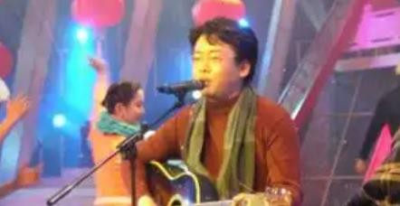 杨臣刚在春晚上假唱（杨臣刚一首歌赚1.7亿）