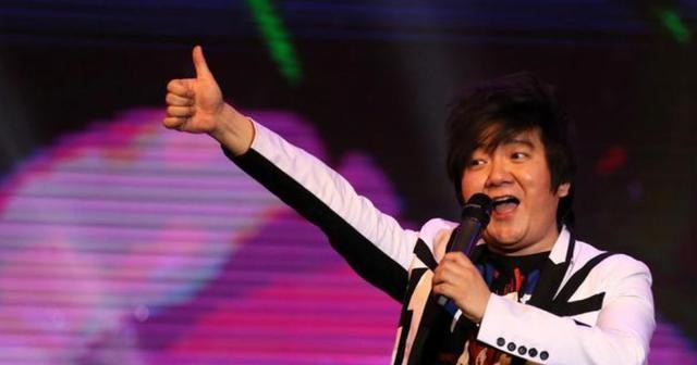 杨臣刚在春晚上假唱（杨臣刚一首歌赚1.7亿）